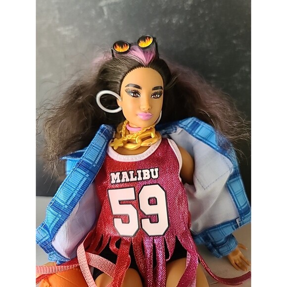 Mattel Malibu Barbie Doll 2019 - Picture 5 of 10